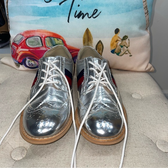 Steve Madden Women'S Blitzed Silver W/Red Stripe Lace-Up Oxford - Picture 3 of 10